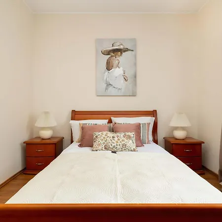 Family In The Centre By Renters 索波特