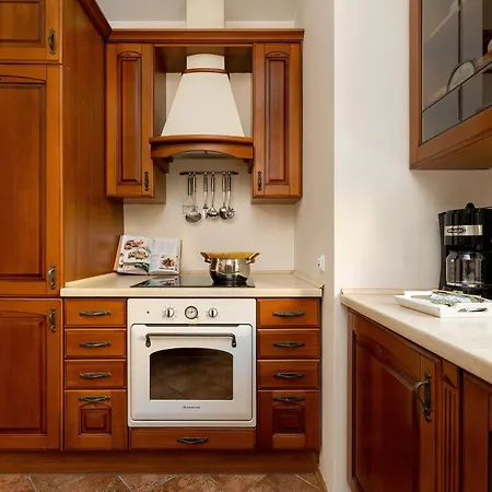 Family In The Centre By Renters 索波特